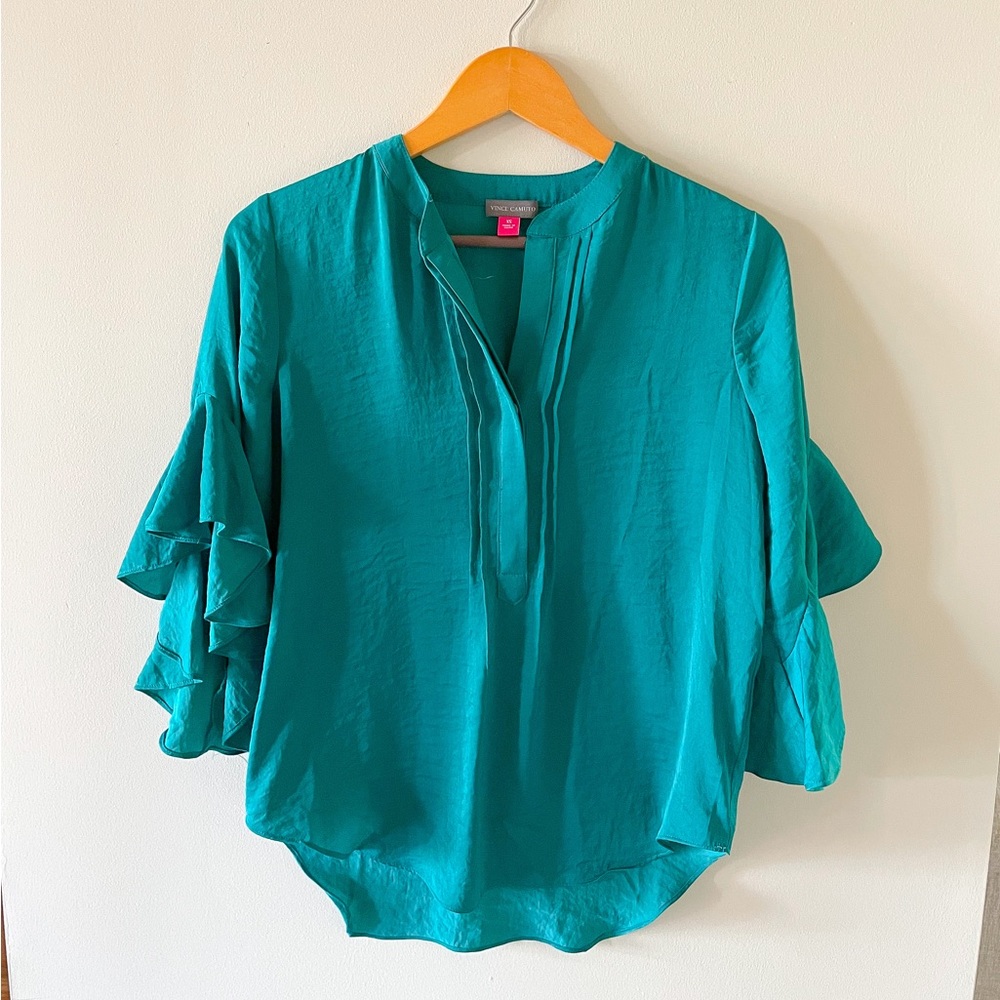 ❗️LAST CHANCE before consignment❗️ 
Vince Camuto Emerald Flutter Sleeve Top